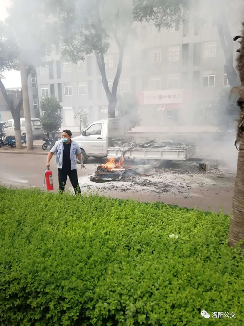 驚險！高溫天小貨車“上火” 萬幸！路遇公交車長及時“滅火”